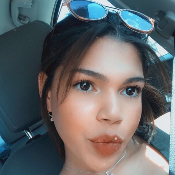 Meet your Posher, Alyssa - Picture 1 of 1